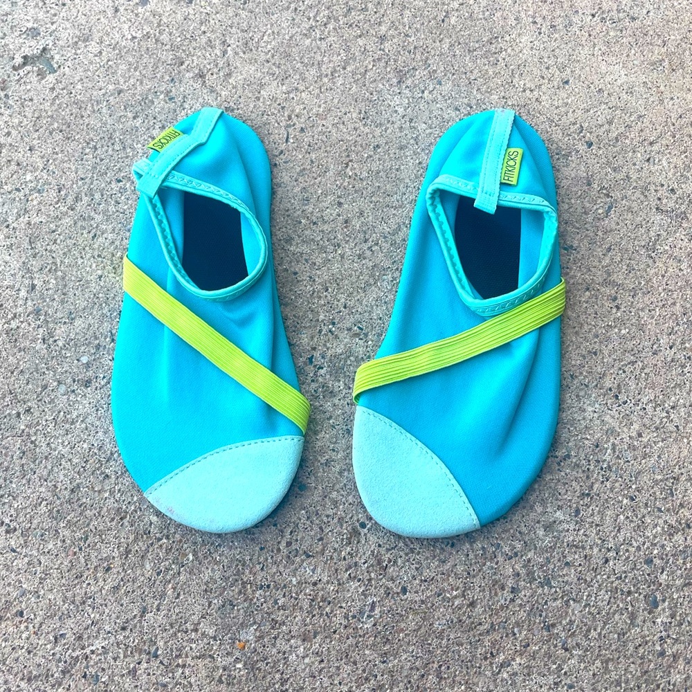 Fitkicks yoga activa water shoes small